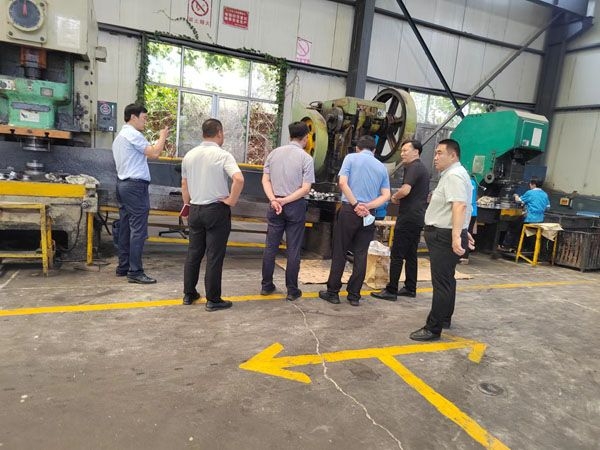 6月21日曲阜市市長蔣市長，開發(fā)區(qū)管委會谷主任，開發(fā)區(qū)孟局長領(lǐng)導(dǎo)蒞臨公司指導(dǎo)工作！